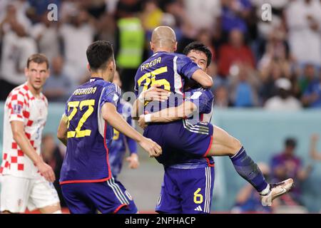 I giocatori giapponesi festeggiano dopo aver segnato un gol durante la Coppa del mondo FIFA Qatar 2022, gara di sedici partite tra Giappone e Croazia allo stadio al Janoub. Punteggio finale; Giappone 1:1 Croazia.penalità; Giappone 1:3 Croazia. Foto Stock