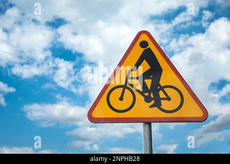 Giallo-rosso strada segno ciclisti contro il cielo blu Foto Stock