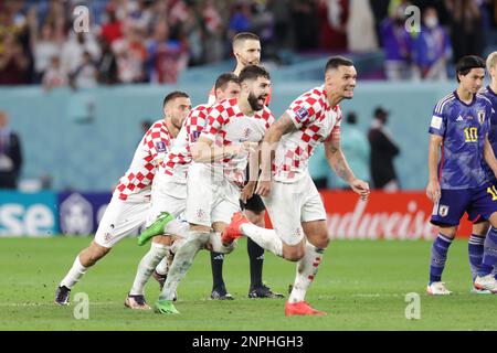 Al Wakrah, Qatar. 05th Nov 2022. I giocatori croati festeggiano dopo aver segnato un gol durante la Coppa del mondo FIFA Qatar 2022, turno di sedici partite tra Giappone e Croazia allo stadio al Janoub. Punteggio finale; Giappone 1:1 Croazia.penalità; Giappone 1:3 Croazia. (Foto di Grzegorz Wajda/SOPA Images/Sipa USA) Credit: Sipa USA/Alamy Live News Foto Stock