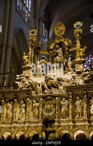 Scultura sopra il coro e la Vergine Blanca all'interno della Cattedrale di Toledo, Spagna. Foto Stock