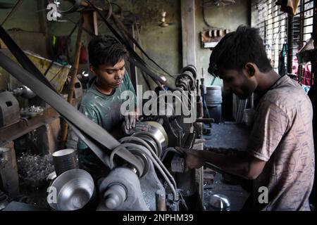 Dhaka, Bangladesh. 26th Feb, 2023. I ragazzi adolescenti sono visti lavorare in una fabbrica di alluminio a Dhaka. Fabbrica di alluminio è molto comune in Bangladesh dove generi differenti di vaso e vaso sono fatti da alluminio. Tale industria crea una solida fonte di occupazione. Tra questi lavoratori molti di loro sono bambini di età inferiore ai 15 anni. (Foto di Piyas Biswas/SOPA Images/Sipa USA) Credit: Sipa USA/Alamy Live News Foto Stock