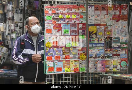 Una stalla vende varie schede SIM mobili, Apliu Street a Sham Shui po. 16FEB23 SCMP/Edmond SO Foto Stock