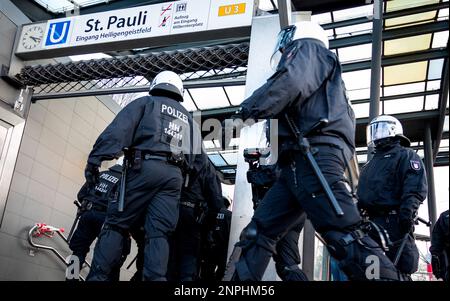 Amburgo, Germania. 26th Feb, 2023. Calcio: 2. Bundesliga, 22. matchday, FC St Pauli - Hansa Rostock, al Millerntor Stadium. Gli agenti di polizia si assicurano la stazione della metropolitana di St.Pauli, dove un treno, che secondo il personale di emergenza è stato de-glassato in loco. Credit: Daniel Bockwoldt/dpa/Alamy Live News Foto Stock
