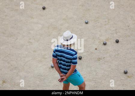 giovane boccetta con cappello bianco nella pista da bowling in estate Foto Stock