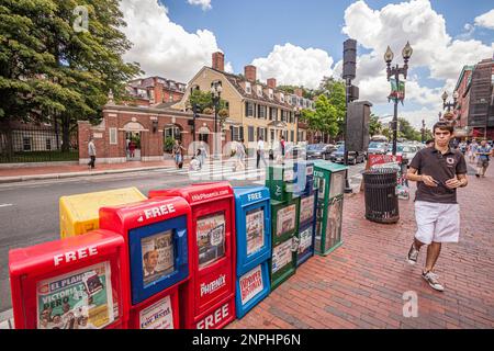 Uno studente che cammina lungo la strada in Harvard Square Foto Stock