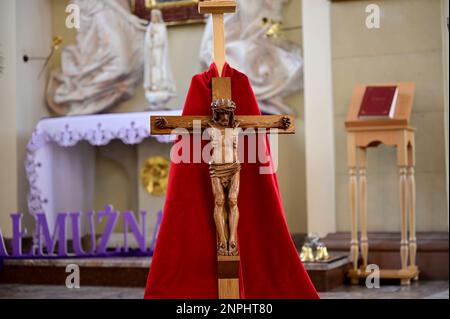 Ein Kruzifix von Oskar Wache vereint Deutsche und Polen. Görlitz/Zgorzelec. An der katholischen Sankt-Bonifatius-Kirche in der heutigen ulica Emilii P Foto Stock