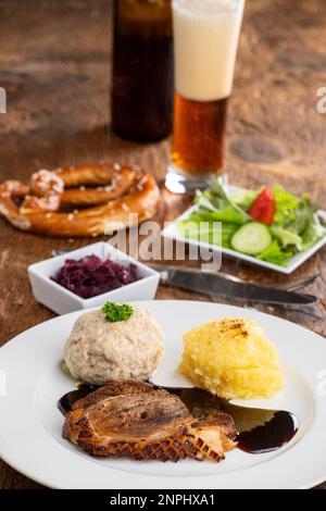 Bavarese di maiale arrosto su legno Foto Stock