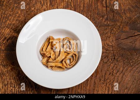 zuppa austriaca di pancake su legno Foto Stock