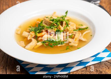 zuppa austriaca di pancake su legno Foto Stock