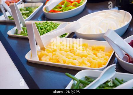 fetta di verdure fresche su mensole buffet di insalate bar nel ristorante, cibo sano Foto Stock