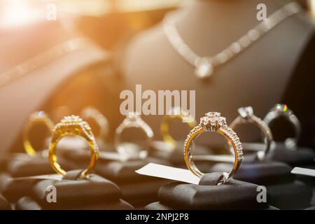 Gioielli anelli con diamanti e collane mostrano in luxury retail store window display vetrina Foto Stock