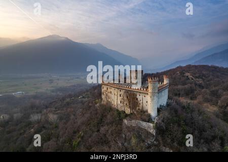 Veduta aerea del castello di Montalto Dora sul Monte Craver in inverno. Ivrea, Piemonte, Italia Foto Stock