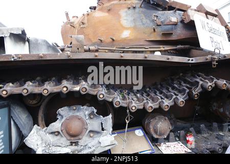 Germania, Berlino, 02/26/2023. Un carro armato naufragato si trova di fronte all'ambasciata russa a Berlino-Mitte dopo l'anniversario dell'attacco russo contro l'Ucraina. Il carro armato T-72 distrutto di fronte all'edificio Unter Den Linden come memoriale contro la guerra. Foto Stock