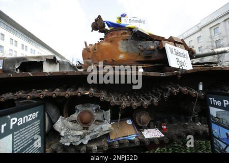 Germania, Berlino, 02/26/2023. Un carro armato naufragato si trova di fronte all'ambasciata russa a Berlino-Mitte dopo l'anniversario dell'attacco russo contro l'Ucraina. Il carro armato T-72 distrutto di fronte all'edificio Unter Den Linden come memoriale contro la guerra. Foto Stock