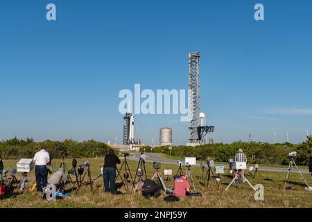 Configurazione della telecamera remota per il lancio di SpaceX Crew-6 Foto Stock