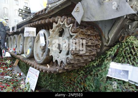 Germania, Berlino, 02/26/2023. Un carro armato naufragato si trova di fronte all'ambasciata russa a Berlino-Mitte dopo l'anniversario dell'attacco russo contro l'Ucraina. Il carro armato T-72 distrutto di fronte all'edificio Unter Den Linden come memoriale contro la guerra. Foto Stock