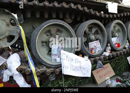 Germania, Berlino, 02/26/2023. Un carro armato naufragato si trova di fronte all'ambasciata russa a Berlino-Mitte dopo l'anniversario dell'attacco russo contro l'Ucraina. Il carro armato T-72 distrutto di fronte all'edificio Unter Den Linden come memoriale contro la guerra. Foto Stock