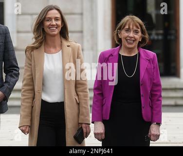 Foto precedentemente non pubblicata datata 22/2/2023 di Roisin Shortall (a destra) con il socialdemocratico TD Holly Cairns sul plinth a Leinster House, Dublino. West Cork TD Cairns è pronta a diventare il prossimo leader dei socialdemocratici. Altri TDS all'interno del partito hanno indicato che sostmercolteranno l'offerta della signora Cairn prima della data di chiusura per le candidature di mercoledì. La scorsa settimana, i co-leader del partito, Roisin Shortall e Catherine Murphy, hanno annunciato che si stanno alzando. Data di emissione: Domenica 26 febbraio 2023. Foto Stock