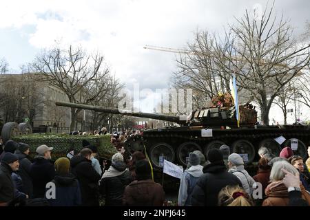 Germania, Berlino, 02/26/2023. Un carro armato naufragato si trova di fronte all'ambasciata russa a Berlino-Mitte dopo l'anniversario dell'attacco russo contro l'Ucraina. Il carro armato T-72 distrutto di fronte all'edificio Unter Den Linden come memoriale contro la guerra. Foto Stock