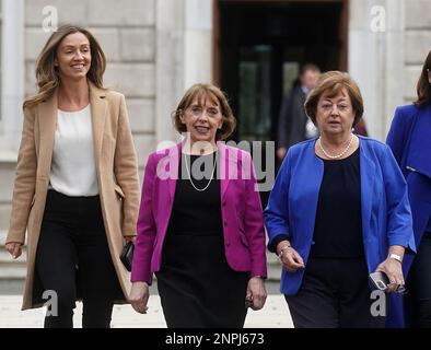 Foto precedentemente non pubblicata datata 22/2/2023 dei co-leader socialdemocratici Roisin Shortall (centro) e Catherine Murphy (destra) con TD Holly Cairns sulla base a Leinster House, Dublino. West Cork TD Cairns è pronta a diventare il prossimo leader dei socialdemocratici. Altri TDS all'interno del partito hanno indicato che sostmercolteranno l'offerta della signora Cairn prima della data di chiusura per le candidature di mercoledì. La scorsa settimana, i co-leader del partito, Roisin Shortall e Catherine Murphy, hanno annunciato che si stanno alzando. Data di emissione: Domenica 26 febbraio 2023. Foto Stock