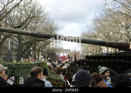 Germania, Berlino, 02/26/2023. Un carro armato naufragato si trova di fronte all'ambasciata russa a Berlino-Mitte dopo l'anniversario dell'attacco russo contro l'Ucraina. Il carro armato T-72 distrutto di fronte all'edificio Unter Den Linden come memoriale contro la guerra. Foto Stock