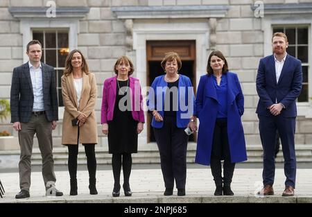 Foto precedentemente non pubblicata datata 22/2/2023 di Roisin Shortall (terza a sinistra) e Catherine Murphy (terza a destra) con i socialdemocratici TD's (da sinistra a destra) Cian o'Callaghan, Holly Cairns, Jennifer Whitmore e Gary Gannon, sulla base di Leinster House, Dublino. West Cork TD Cairns è pronta a diventare il prossimo leader dei socialdemocratici. Altri TDS all'interno del partito hanno indicato che sostmercolteranno l'offerta della signora Cairn prima della data di chiusura per le candidature di mercoledì. La scorsa settimana, i co-leader del partito, Roisin Shortall e Catherine Murphy, hanno annunciato che si stanno alzando. Data di pubblicazione: Domenica febbraio Foto Stock