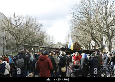 Germania, Berlino, 02/26/2023. Un carro armato naufragato si trova di fronte all'ambasciata russa a Berlino-Mitte dopo l'anniversario dell'attacco russo contro l'Ucraina. Il carro armato T-72 distrutto di fronte all'edificio Unter Den Linden come memoriale contro la guerra. Foto Stock