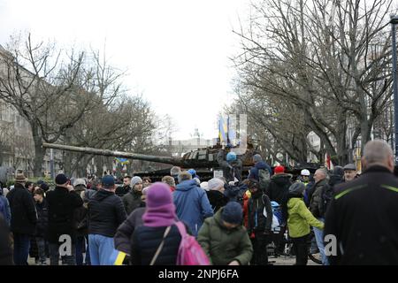 Germania, Berlino, 02/26/2023. Un carro armato naufragato si trova di fronte all'ambasciata russa a Berlino-Mitte dopo l'anniversario dell'attacco russo contro l'Ucraina. Il carro armato T-72 distrutto di fronte all'edificio Unter Den Linden come memoriale contro la guerra. Foto Stock