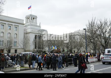 Germania, Berlino, 02/26/2023. Un carro armato naufragato si trova di fronte all'ambasciata russa a Berlino-Mitte dopo l'anniversario dell'attacco russo contro l'Ucraina. Il carro armato T-72 distrutto di fronte all'edificio Unter Den Linden come memoriale contro la guerra. Foto Stock