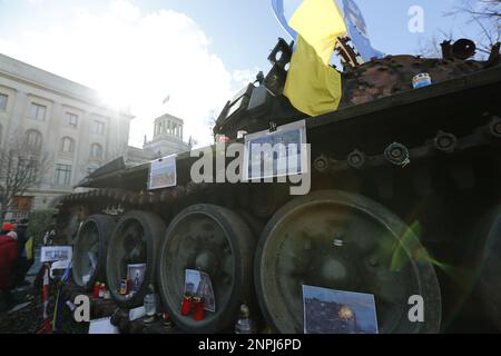 Germania, Berlino, 02/26/2023. Un carro armato naufragato si trova di fronte all'ambasciata russa a Berlino-Mitte dopo l'anniversario dell'attacco russo contro l'Ucraina. Il carro armato T-72 distrutto di fronte all'edificio Unter Den Linden come memoriale contro la guerra. Foto Stock