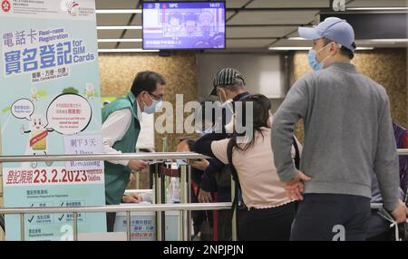 Le persone si accodano per registrarsi alla scheda SIM presso le stazioni di supporto nella stazione MTR di Wong Tai Sin. Gli utenti di circa 12 milioni di carte SIM prepagate e con piano di servizio si sono registrati con il loro vero nome prima del 23 febbraio 2023. 21FEB23 SCMP / Jelly TSE Foto Stock