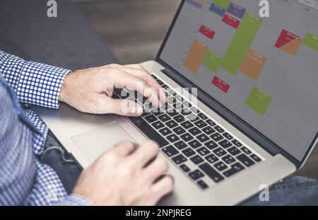 Software di calendario che mostra la pianificazione con molte attività. Business uomo gestione del tempo concetto di organizzazione Foto Stock