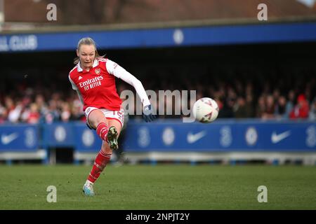 Londra, Regno Unito. 26th Feb, 2023. Londra, Ferbruary 26th 2023: Frida Maanum (Arsenal 12) Free kick strike durante la partita di fa Cup Vitality Womens tra Chelsea e Arsenal a Kingsmeadow, Londra, Inghilterra. (Pedro Soares/SPP) Credit: SPP Sport Press Photo. /Alamy Live News Foto Stock