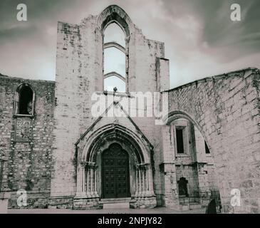 Lisbona, Portogallo. Ingresso laterale al Convento da Ordem do Carmo o Convento di nostra Signora del Monte Carmelo, fondato nel 1389. Il convento era Foto Stock
