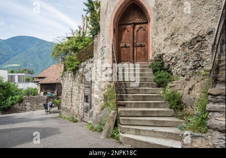 Antica porta lignea di una casa sul lungomare di Merano lungo il fiume Passirio - provincia di Bolzano, Italia settentrionale, Europa Foto Stock