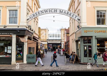 LONDRA, Regno Unito - 24th FEBBRAIO 2023: L'ingresso principale al Greenwich Market nella zona est di Londra. Le persone possono essere viste all'esterno. Foto Stock