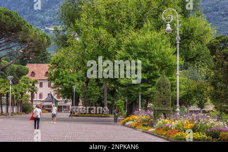 Scorcio del centro storico di Merano con Merano in metallo. Provincia di Bolzano, Alto Adige - Trentino Alto Adige, Italia Foto Stock