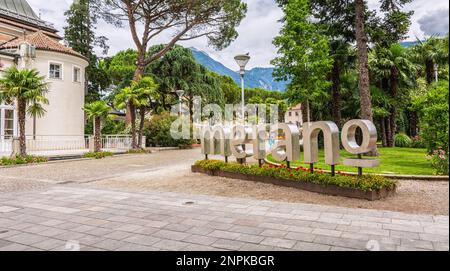 Scorcio del centro storico di Merano con Merano in metallo. Provincia di Bolzano, Alto Adige - Trentino Alto Adige, Italia, Juli 16, 2020 Foto Stock