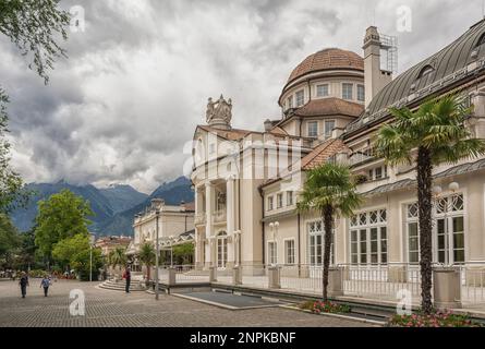 Il Kurhaus e il Teatro di Merano nel centro storico di Merano in Alto Adige, provincia di Bolzano, Trentino Alto Adige, Italia settentrionale Foto Stock