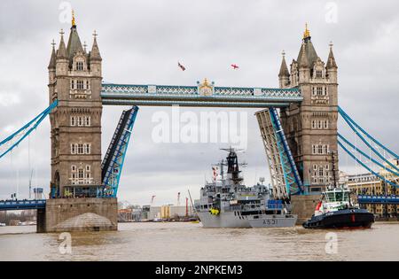 La signora Nordkapp passa attraverso il Tower Bridge. È un traghetto e una nave da crociera costruita per scopi di viaggio, esplorando le coste e i corsi d'acqua della Norvegia. Foto Stock