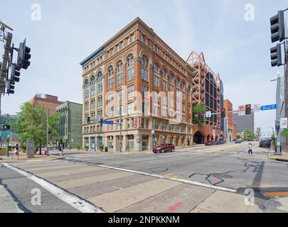 Centro di Pittsburgh: 109-115 Wood Street è un paio di edifici storici in mattoni e pietra, fabbrica di carta e magazzini, convertiti in uffici. Foto Stock