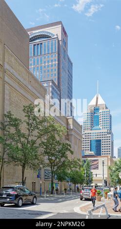 Pittsburgh Downtown: Guardando verso sud-ovest su Penn Avenue; Benedum Center for the Performing Arts sulla sinistra, torri EQT Plaza (centro) e Fifth Avenue Place. Foto Stock