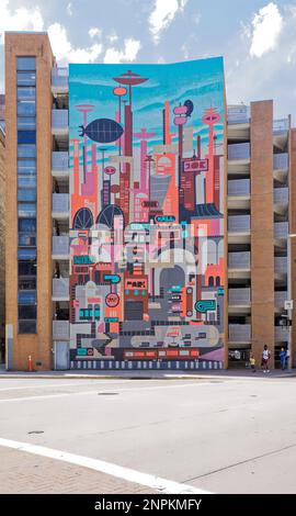 Pittsburgh Downtown: Il murale “Yesterday’s Tomorrow” di Brian Holderman riempie la facciata a otto piani della settima Avenue del Smithfield-Liberty Garage. Foto Stock