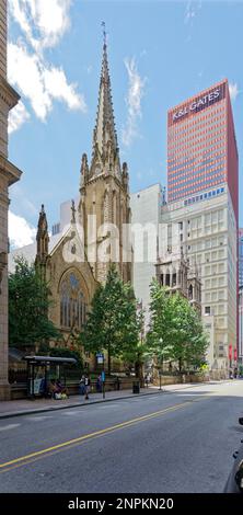 Centro di Pittsburgh: Guardando verso ovest sulla Sixth Avenue, (da sinistra a destra) Trinity Cathedral, First Presbyterian Church, 300 Sixth Avenue, K&L Gates Center. Foto Stock