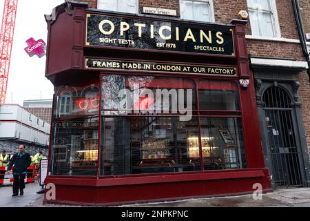 Londra, Regno Unito. 22nd febbraio, 2023. Un uomo passa accanto al negozio degli ottici dell'Opera. Opera Opera è stata fondata nel 1978 come azienda di opticians di vendita al dettaglio e produzione. Credit: Notizie dal vivo di Mark Kerrison/Alamy Foto Stock