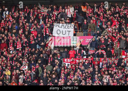 I fan del Manchester United tengono un Banner Glazers out durante la finale della Carabao Cup Manchester United vs Newcastle United allo stadio di Wembley, Londra, Regno Unito, 26th febbraio 2023 (Foto di Mark Cosgrove/News Images) Foto Stock