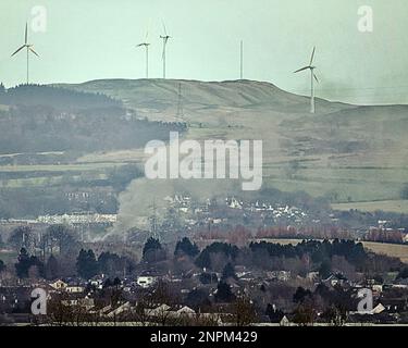 Glasgow, Scozia, Regno Unito 26th febbraio 2023. Grande incendio nel sud della città dopo la fine della vecchia partita di impresa. Credit Gerard Ferry/Alamy Live News Foto Stock