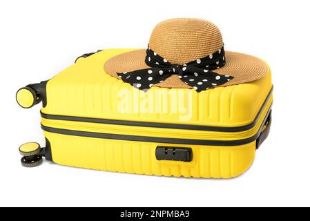 Valigia gialla in plastica per viaggi e cappello femminile in paglia isolato su sfondo bianco. Foto Stock