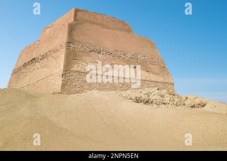 La piramide di Meidum, Egitto si trova a circa 72 chilometri a sud del Cairo moderno. Foto Stock