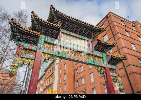Il punto di accesso al quartiere di Manchester Chinatown visto su Faulkner Street nel febbraio 2023. Foto Stock